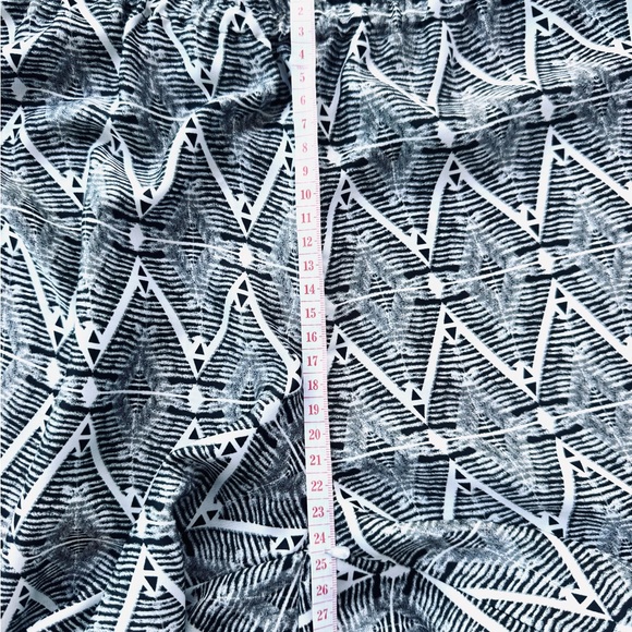 Women's Wide Leg Patterned Pants - Picture 8 of 10